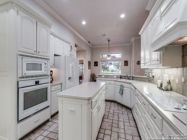 8745 PHOENIX AVE, Universal City, TX 78148