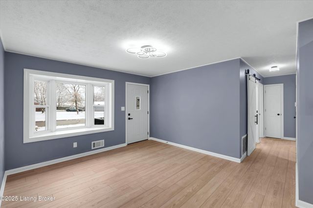 7003 Yuma Way, Louisville, KY 40258