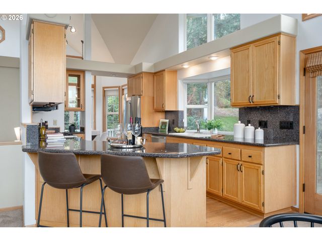 653 BROOKSIDE Dr, Eugene, OR 97405