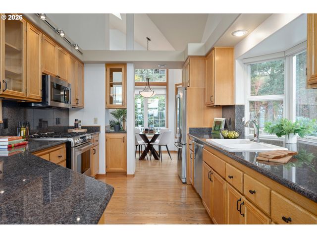 653 BROOKSIDE Dr, Eugene, OR 97405