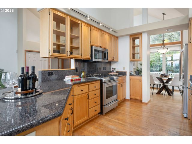 653 BROOKSIDE Dr, Eugene, OR 97405