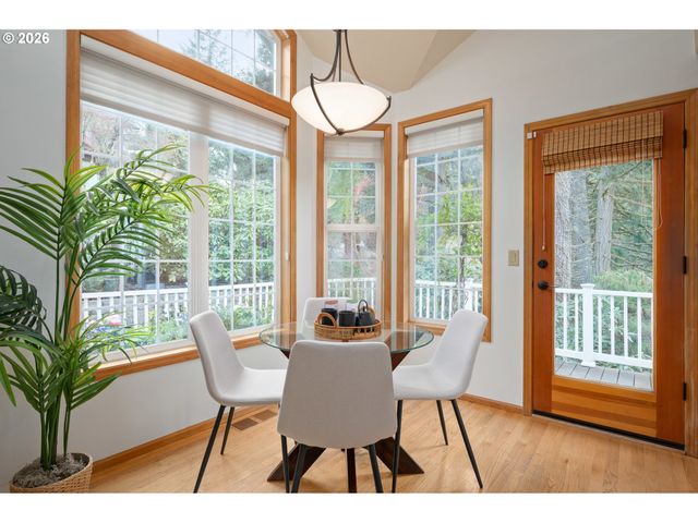 653 BROOKSIDE Dr, Eugene, OR 97405