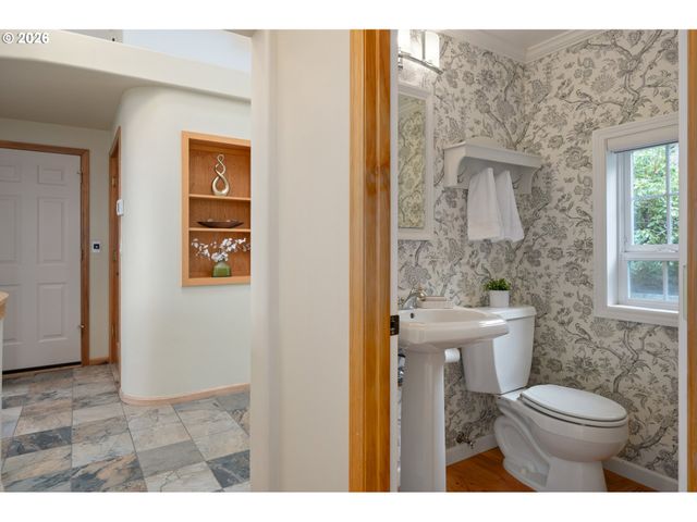 653 BROOKSIDE Dr, Eugene, OR 97405