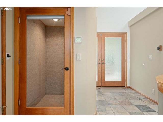 653 BROOKSIDE Dr, Eugene, OR 97405