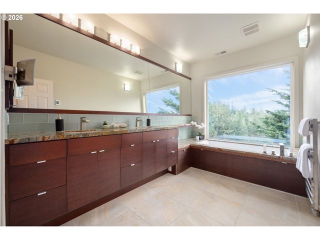 653 BROOKSIDE Dr, Eugene, OR 97405