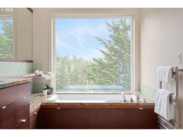 653 BROOKSIDE Dr, Eugene, OR 97405