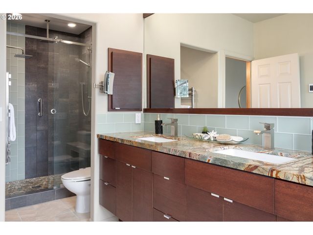 653 BROOKSIDE Dr, Eugene, OR 97405