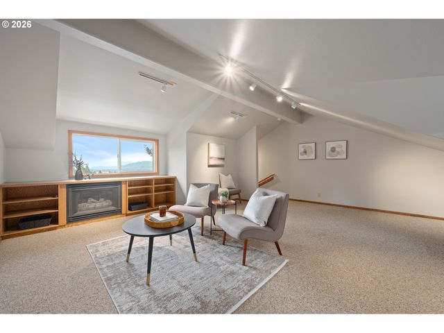 653 BROOKSIDE Dr, Eugene, OR 97405