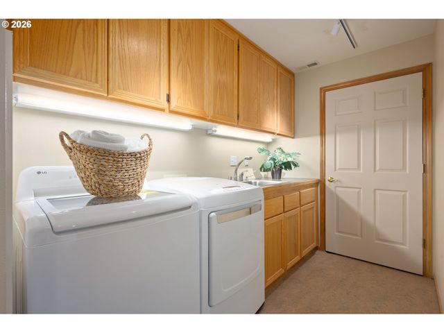 653 BROOKSIDE Dr, Eugene, OR 97405