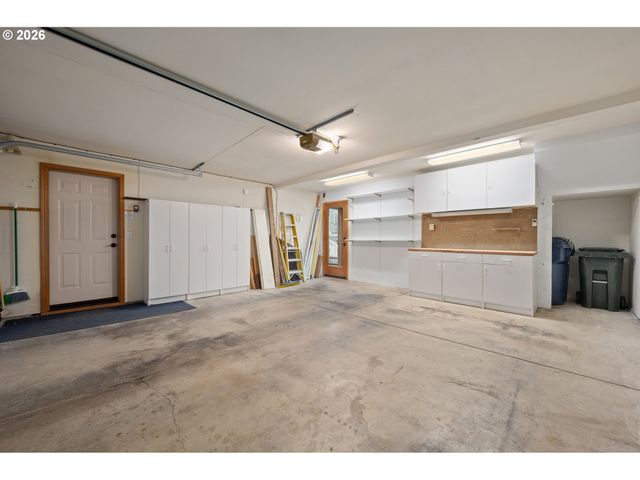 653 BROOKSIDE Dr, Eugene, OR 97405