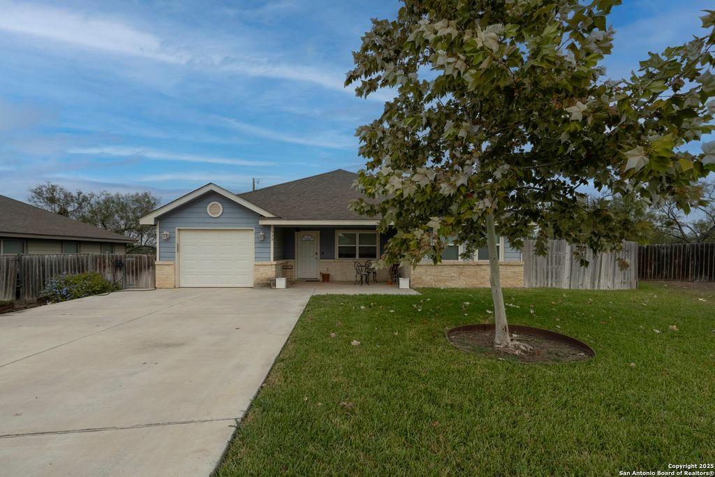 533 Indian, Jourdanton, TX 78026