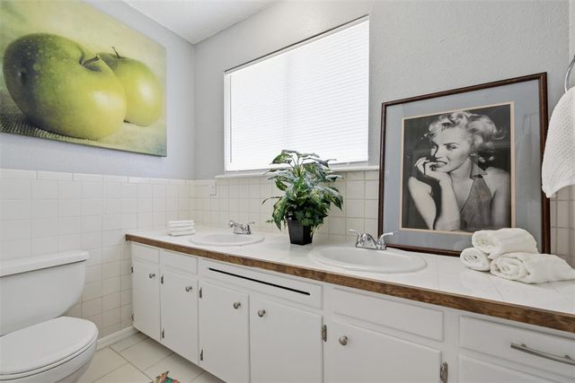 2412 Piccadilly Circle, Moore, OK 73160