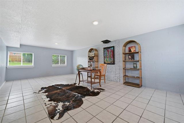 2412 Piccadilly Circle, Moore, OK 73160