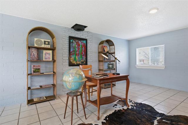 2412 Piccadilly Circle, Moore, OK 73160