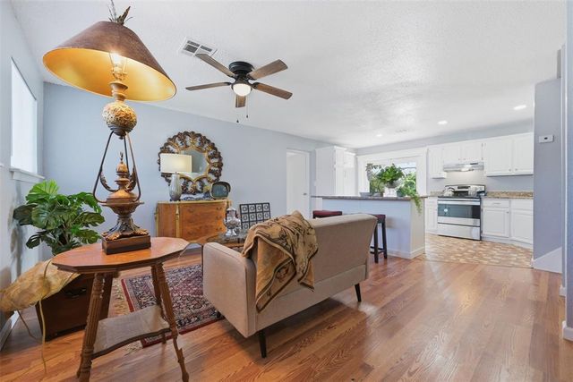 2412 Piccadilly Circle, Moore, OK 73160