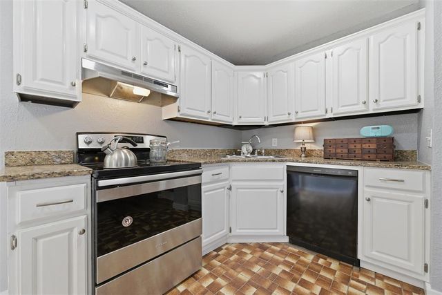 2412 Piccadilly Circle, Moore, OK 73160