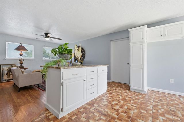 2412 Piccadilly Circle, Moore, OK 73160