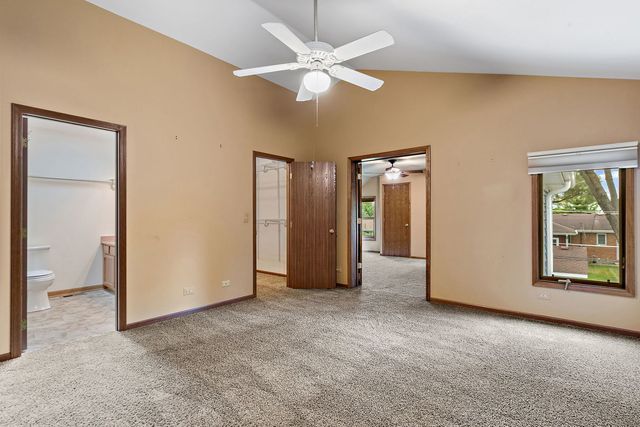 422 Old Country Way, Wauconda, IL 60084