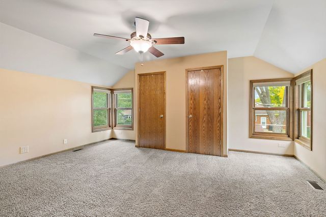 422 Old Country Way, Wauconda, IL 60084