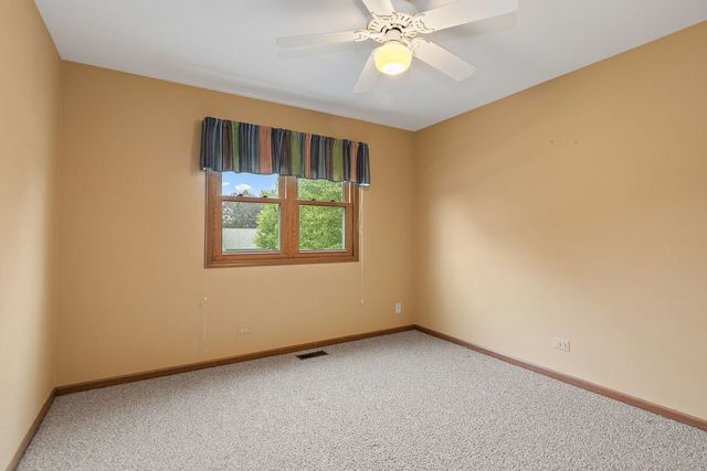 422 Old Country Way, Wauconda, IL 60084