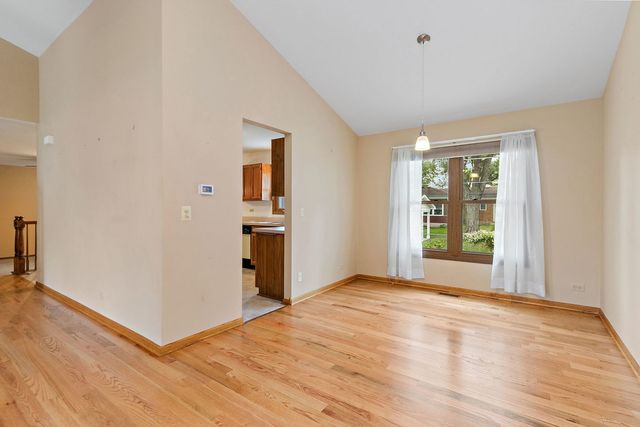 422 Old Country Way, Wauconda, IL 60084