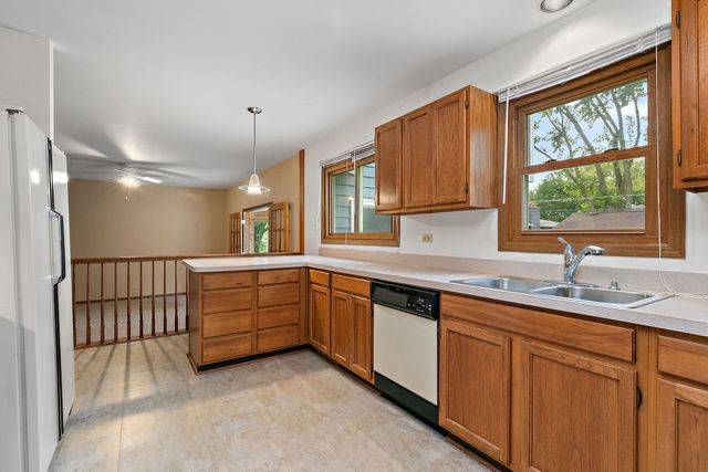 422 Old Country Way, Wauconda, IL 60084