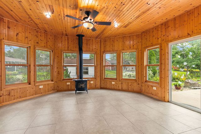 422 Old Country Way, Wauconda, IL 60084