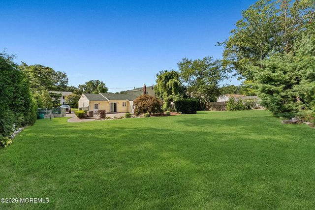6 Meadowbrook Drive, Howell, NJ 07731