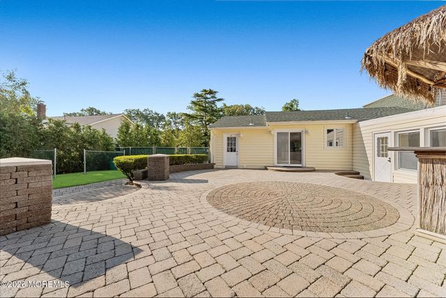 6 Meadowbrook Drive, Howell, NJ 07731