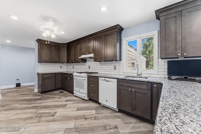 6 Meadowbrook Drive, Howell, NJ 07731