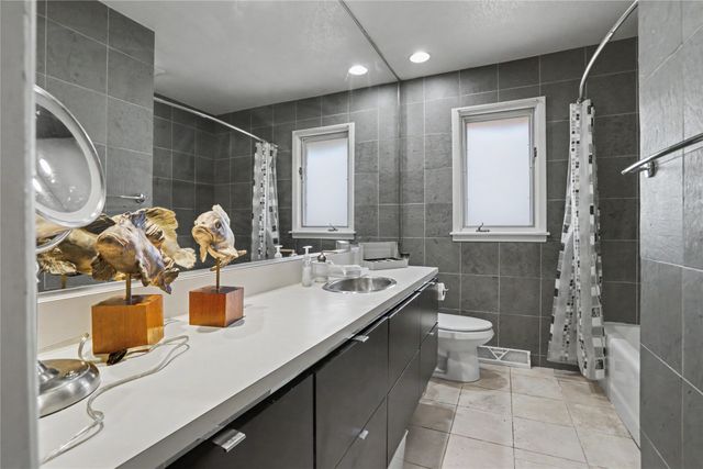 7402 Oak Brook Drive, Urbandale, IA 00000