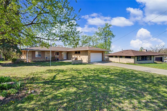 7402 Oak Brook Drive, Urbandale, IA 00000