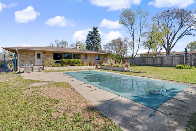 7402 Oak Brook Drive, Urbandale, IA 00000