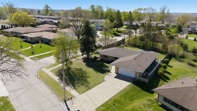 7402 Oak Brook Drive, Urbandale, IA 00000