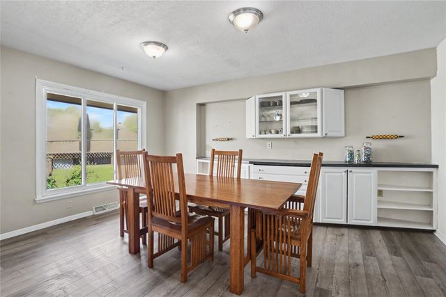 7402 Oak Brook Drive, Urbandale, IA 00000