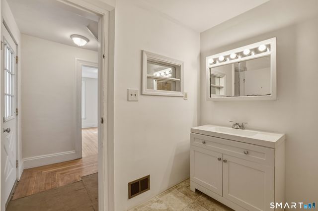 784 Howard Avenue 2nd Floor, Bridgeport, CT 06605