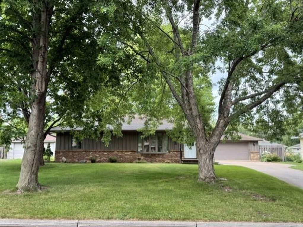 8633 Greenway Avenue S, Cottage Grove, MN 55016