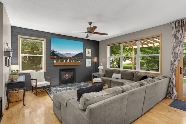 848 Newberry Lane, Chaska, MN 55318
