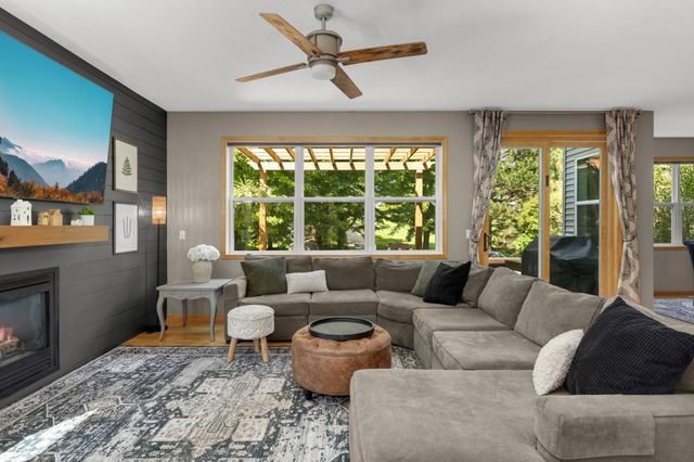 848 Newberry Lane, Chaska, MN 55318