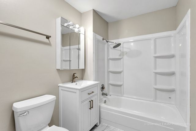 2506 Algonquin Road 18, Rolling Meadows, IL 60008