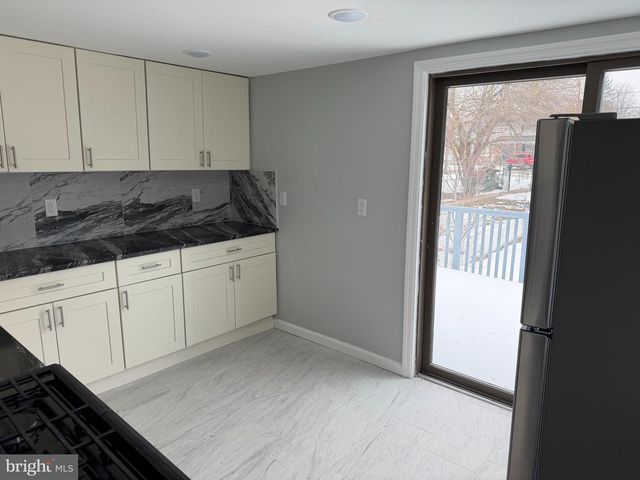 217 W UNION ST, Burlington, NJ 08016