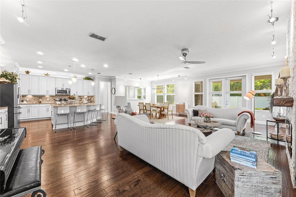 Image 10 of property listing at 2932 WHISTLEWOOD DRIVE, Orlando, FL 32810