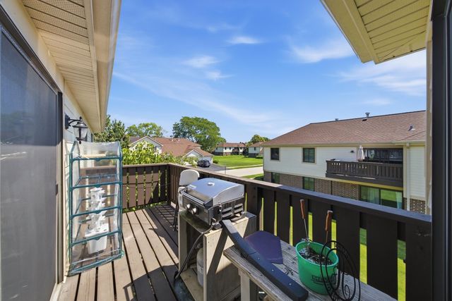 831 E Carriage Lane 2, Palatine, IL 60074