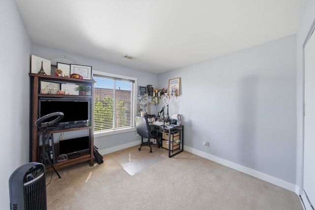 831 E Carriage Lane 2, Palatine, IL 60074