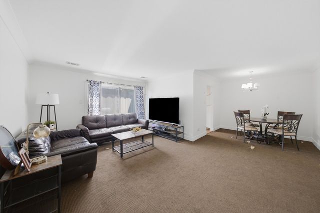 831 E Carriage Lane 2, Palatine, IL 60074