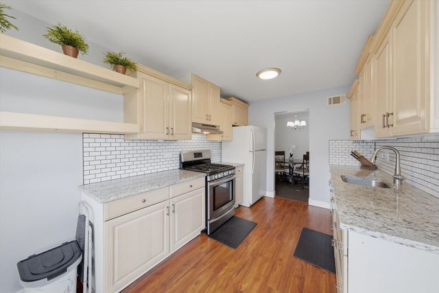831 E Carriage Lane 2, Palatine, IL 60074