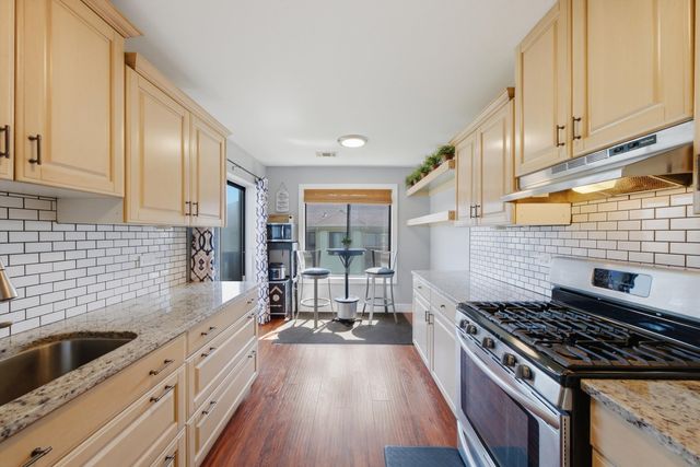 831 E Carriage Lane 2, Palatine, IL 60074