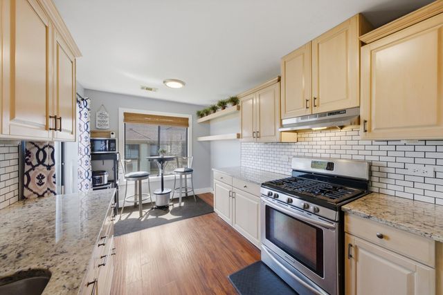 831 E Carriage Lane 2, Palatine, IL 60074