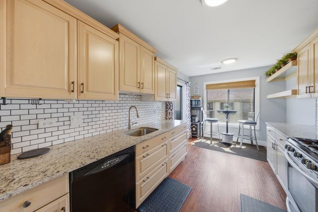 831 E Carriage Lane 2, Palatine, IL 60074