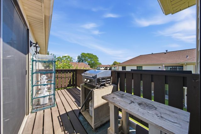 831 E Carriage Lane 2, Palatine, IL 60074